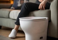 轻智能马桶：一踢即开，生活更便捷