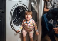 男子意外将小孩放入洗衣机，紧急救援！
